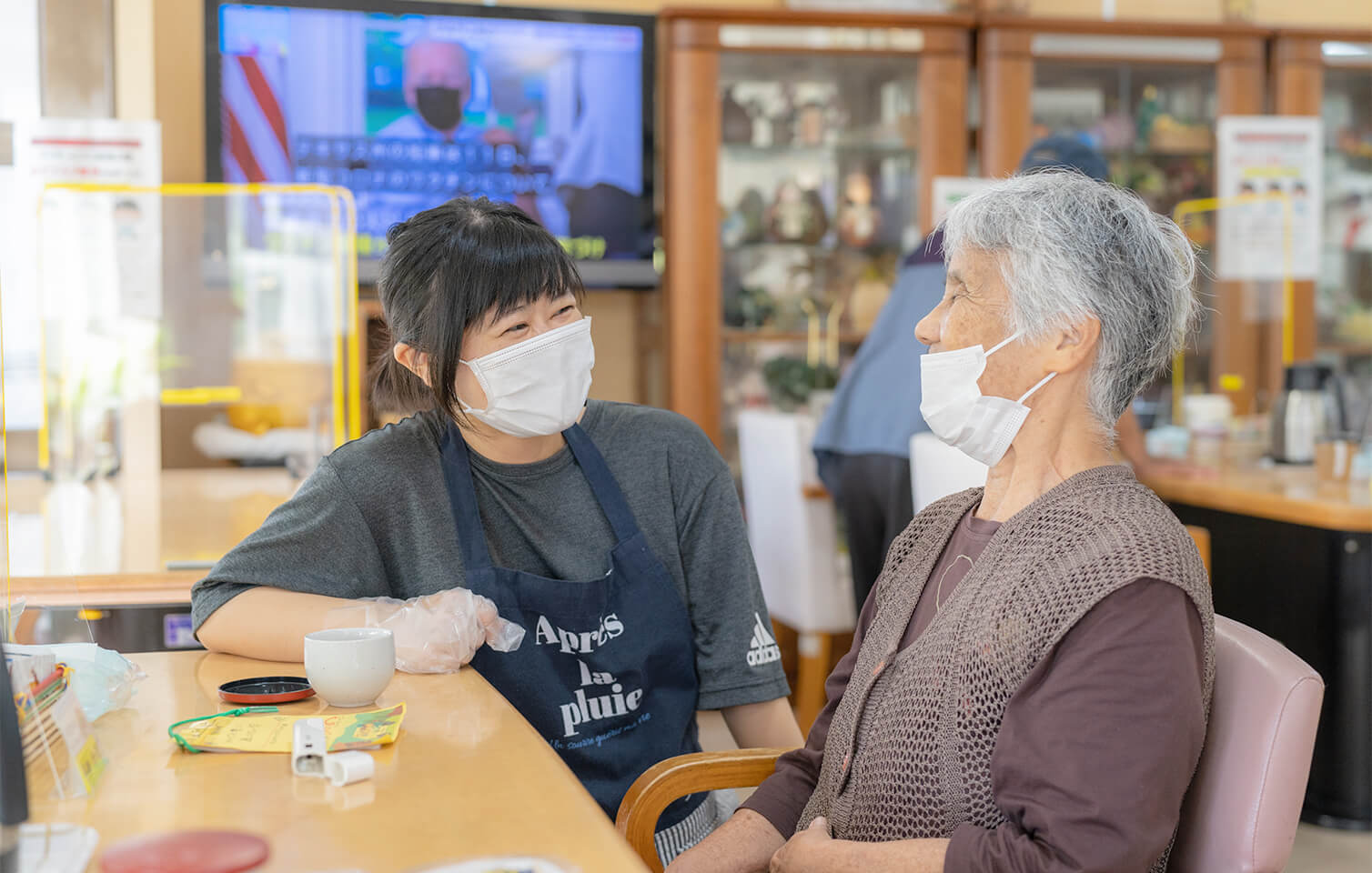 子どもをあやすお年寄り