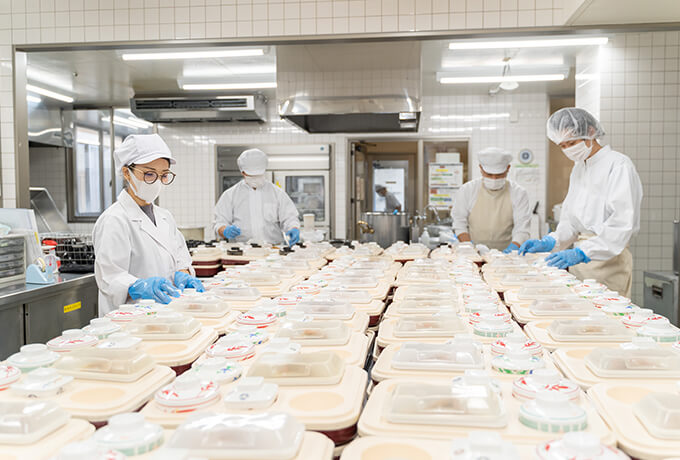 配食用の調理風景