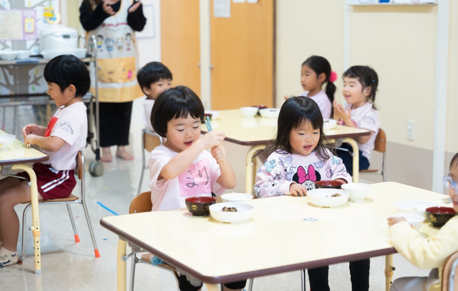 給食を食べる子どもたち