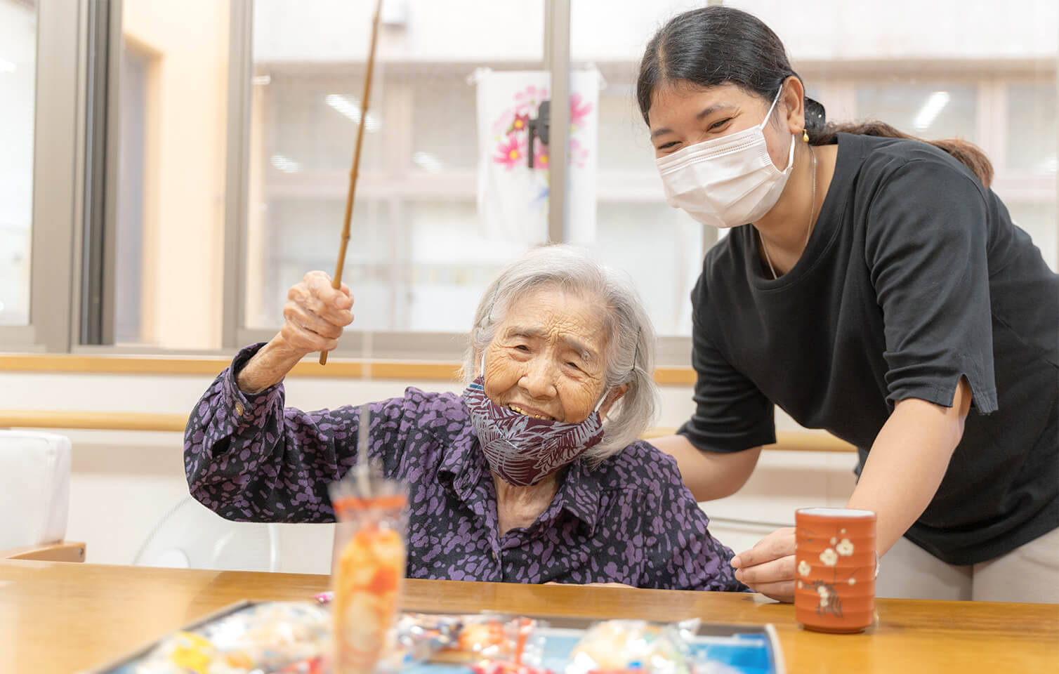 新聞を読むお年寄り